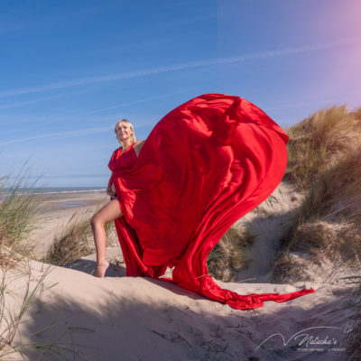 Photographe flying dress grossesse sur la plage du Touquet 
