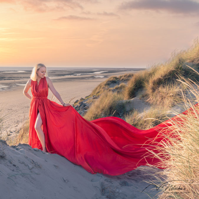 Photographe au Touquet pour un shooting flyingdress sur la plage