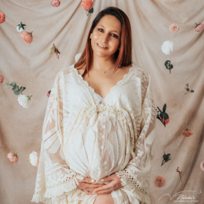 Photographe grossesse bohème en studio au Touquet 