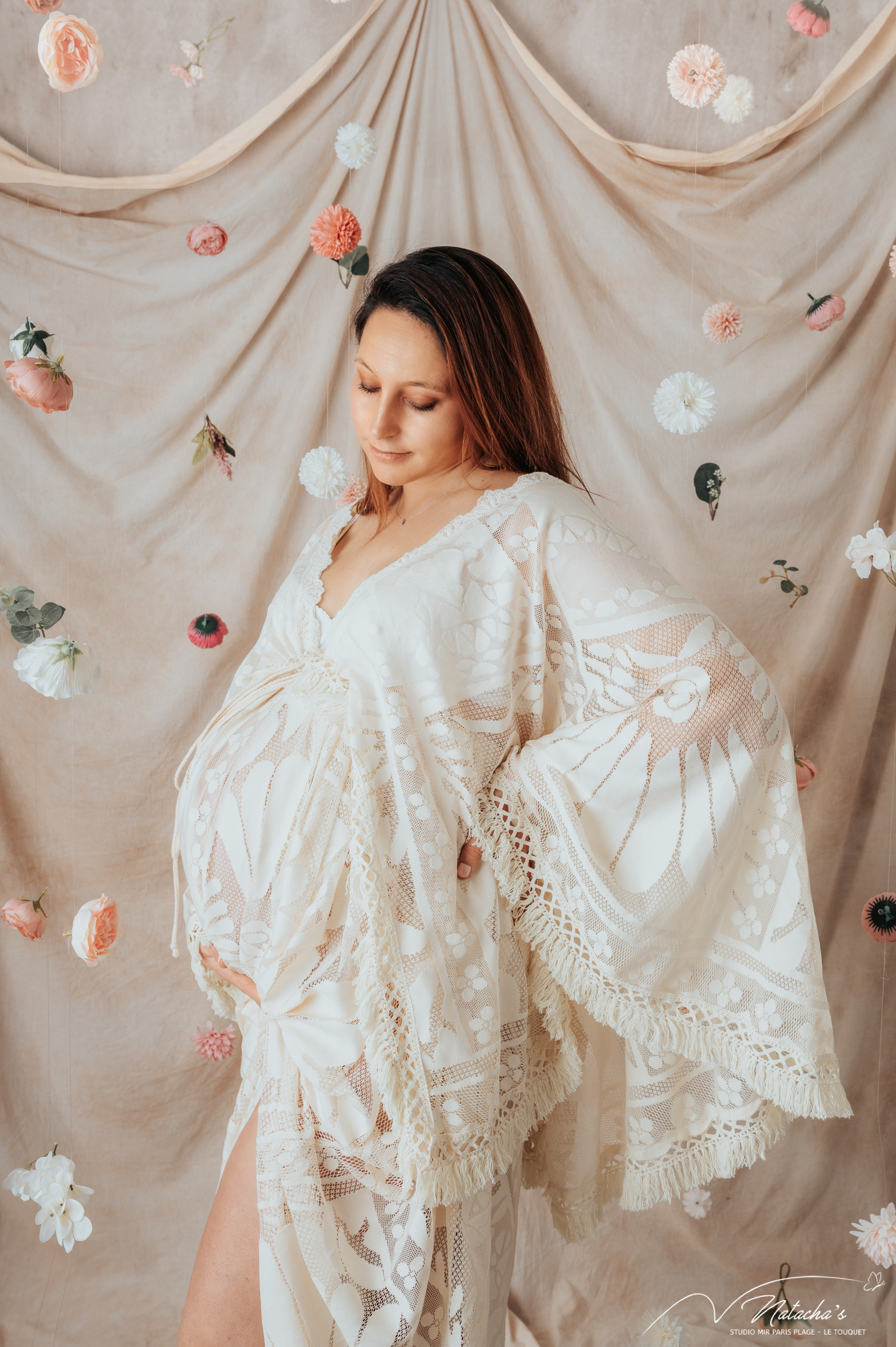 Photographe grossesse bohème en studio au Touquet 